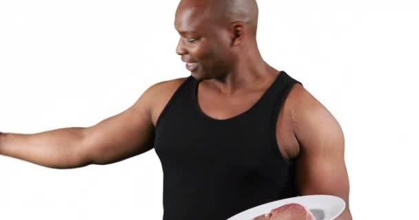 Homem Muscular Sorridente Com Músculos Flexores Carne Fundo Branco — Vídeo de Stock