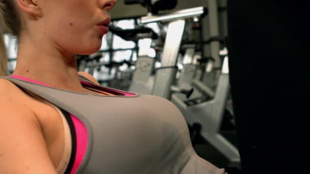 Kvinna Som Tränar Gym Slow Motion — Stockvideo
