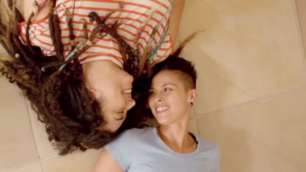 Heureux Couple Lesbien Posé Sur Sol Ralenti — Video