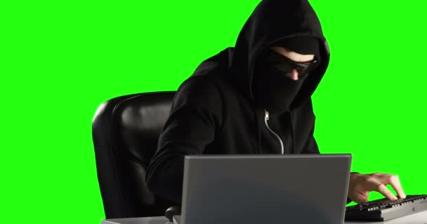 Hacker Computer Utilizzando Computer Sullo Schermo Verde — Video Stock