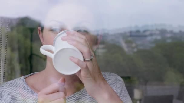 Mulher Atenciosa Desfrutando Café Casa Cozinha — Vídeo de Stock