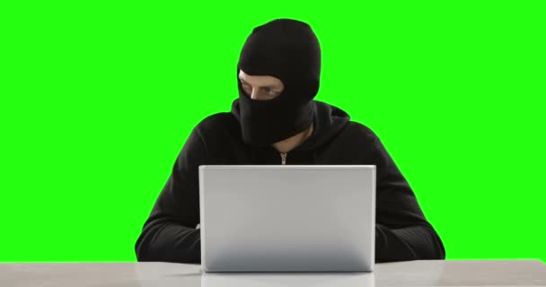 Компьютерный Хакер Помощью Ноутбука Зеленом Экране — стоковое видео