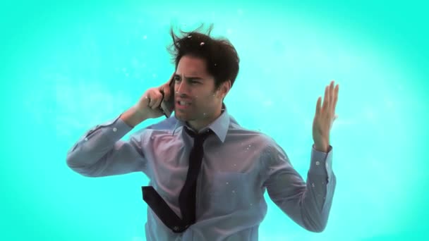Pria Pemarah Yang Memiliki Panggilan Telepon Bawah Air Dalam Gerakan — Stok Video