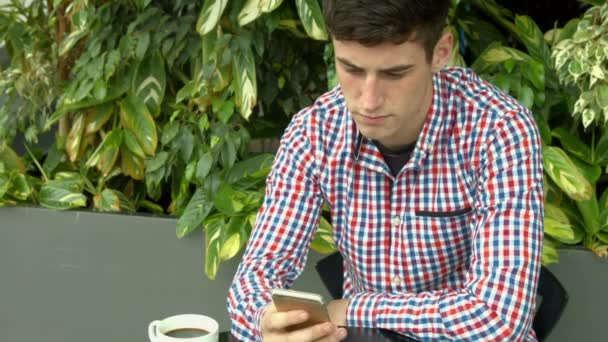 Student Gebruikend Smartphone Buiten Campus Hoge Kwaliteit Formaat — Stockvideo