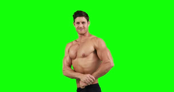 展示他的肌肉在绿色背景上的肌肉男 — 图库视频影像