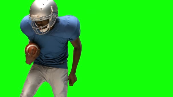 严肃的美国足球运动员慢运动中的球的攻关 — 图库视频影像