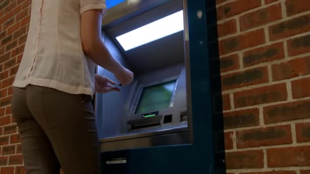 Joven Mujer Tomando Dinero Bancomat — Vídeo de stock