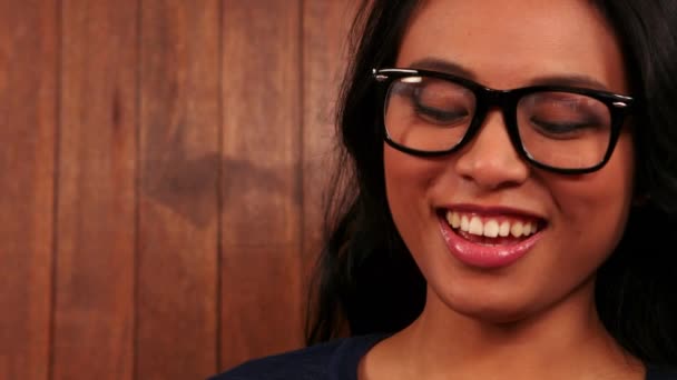 Bastante Hipster Sonriente Usando Tableta Cámara Lenta — Vídeo de stock