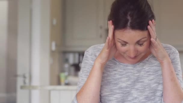 Mulher Pensativa Sentindo Preocupado Casa Cozinha — Vídeo de Stock
