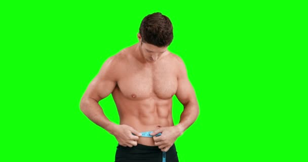 Homem Muscular Medindo Sua Cintura Fundo Verde — Vídeo de Stock