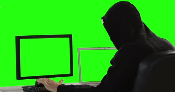 Počítačový Hacker Používající Počítače Zelené Obrazovce — Stock video