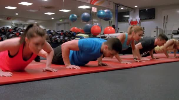 Přizpůsobit Lidí Dělá Push Ups Tělocvičně Ultra Formátu — Stock video