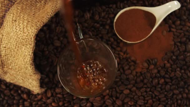 Café Vertiendo Una Taza Vidrio Cámara Lenta — Vídeo de stock