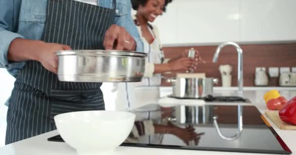 Feliz Pareja Joven Cocinando Juntos Cocina — Vídeos de Stock