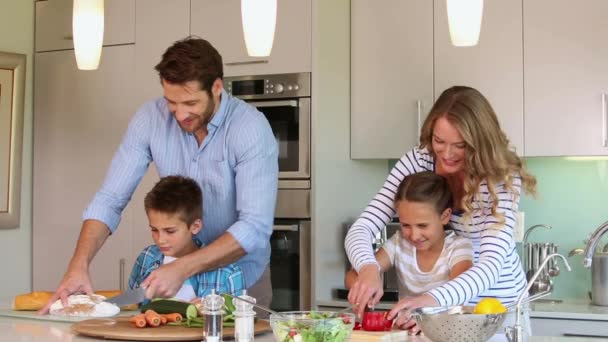 Uważny Rodziców Ich Dzieci Wspólne Gotowanie Kuchni — Wideo stockowe