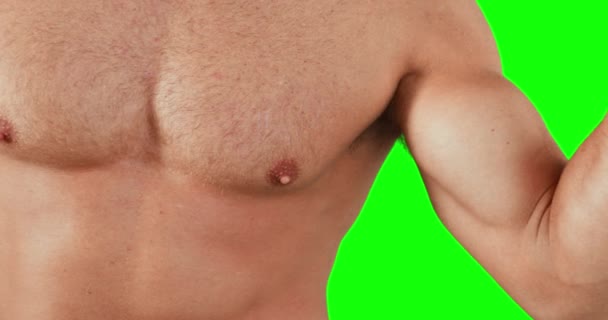 Gespierde Man Buigen Zijn Spieren Groene Achtergrond — Stockvideo