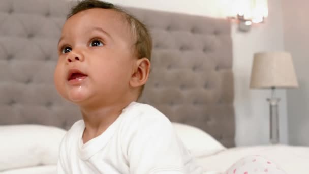 Bebê Bonito Brincando Cama Casa — Vídeo de Stock