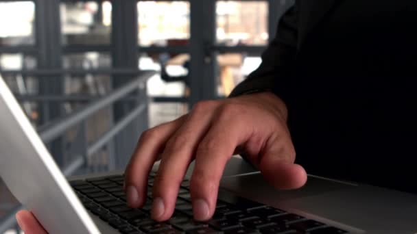 Empresários Mãos Digitando Teclado Laptop Câmera Lenta — Vídeo de Stock