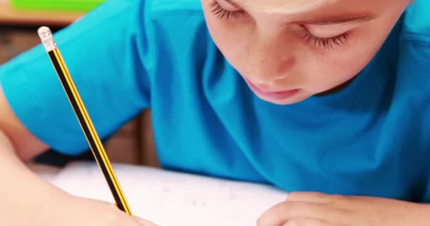 Lindo Dibujo Niño Con Lápiz Clase — Vídeo de stock