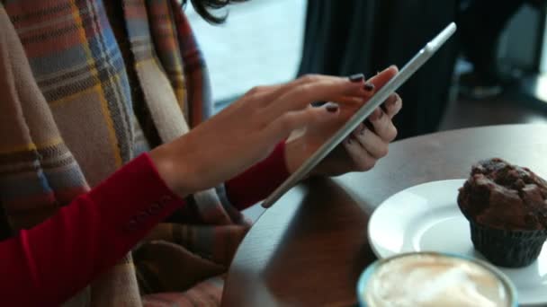 Morena Bonita Tomando Café Café Usando Tablet Formato Alta Qualidade — Vídeo de Stock