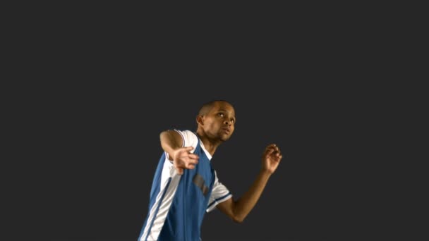Topu Siyah Arka Plan Üzerinde Başlık Futbolcu — Stok video