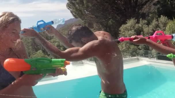 Happy Vrienden Water Gun Automatische Waterpistool Strijde Nabijgelegen Zwembad — Stockvideo