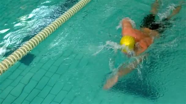 合わせスローモーションでプールで泳ぐ男 — ストック動画