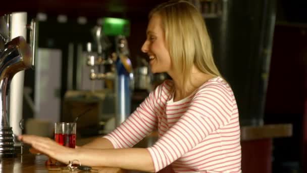 Wanita Tertawa Bar Dalam Format Berkualitas Tinggi — Stok Video