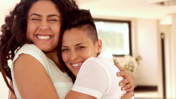 Pasangan Lesbian Bahagia Berpelukan Dalam Gerakan Lambat — Stok Video