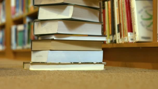 Een Stapel Van Bibliotheek Boeken Door Een Boek Plank — Stockvideo