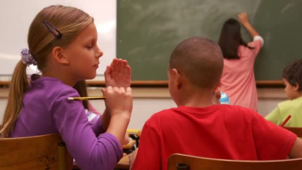 Vista Posterior Los Niños Escuela Susurrando Durante Clase — Vídeos de Stock