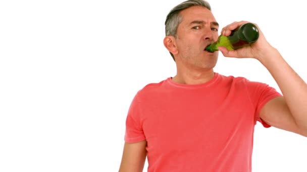 Uomo Adulto Che Beve Una Birra Con Pollici Sullo Sfondo — Video Stock