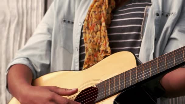 Hipster Tocando Guitarra Contra Valla Madera Cámara Lenta — Vídeo de stock