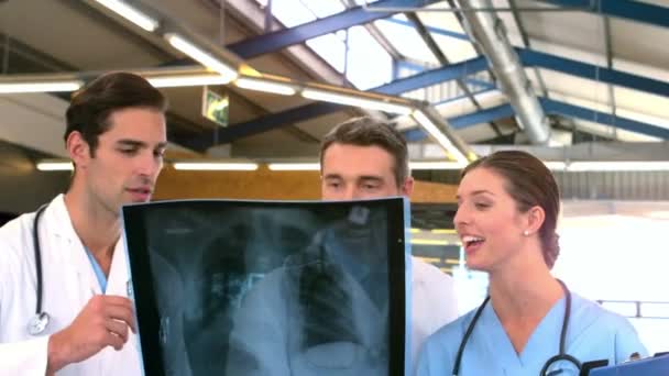 Médicos Examinando Escaneo Rayos Cámara Lenta — Vídeo de stock