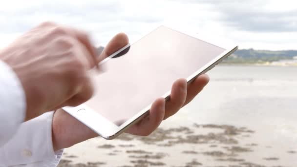 Close Homem Usando Seu Tablet Praia — Vídeo de Stock
