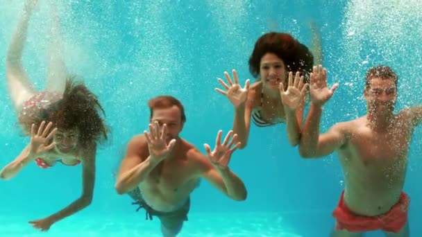 Parejas Felices Nadando Bajo Agua Cámara Lenta — Vídeo de stock
