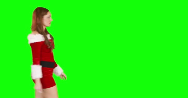 Різдвяна Дівчина Ходить Дме Поцілунок Зеленому Екрані — стокове відео