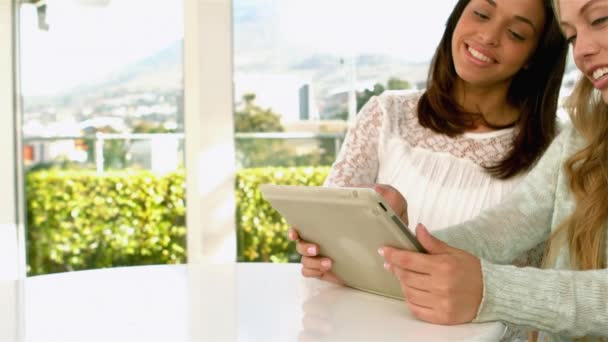 Chicas Guapas Usando Tableta Riendo Cámara Lenta — Vídeos de Stock