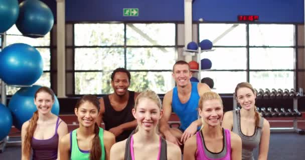 Fit Mensen Glimlachen Camera Sportschool Hoge Kwaliteit Formaat — Stockvideo