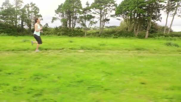 Vista Lateral Una Mujer Corriendo Paisaje Verde — Vídeos de Stock