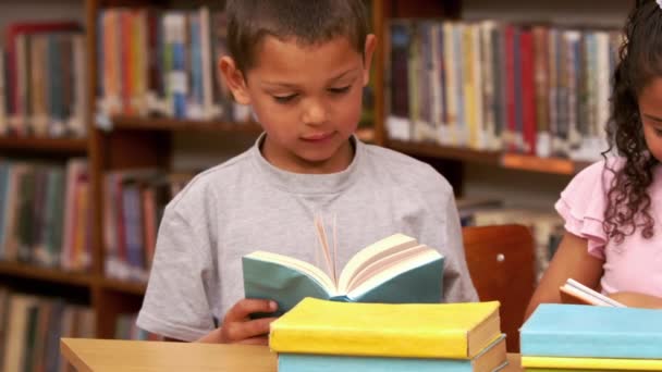 Børn Læser Skolen Slowmotion – Stock-video
