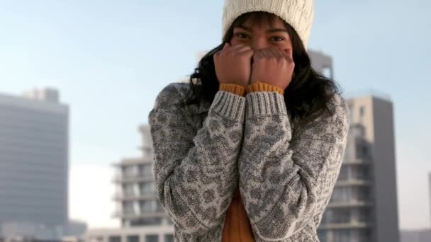 Yavaş Çekimde Bir Kış Gününde Titreyerek Kadın — Stok video