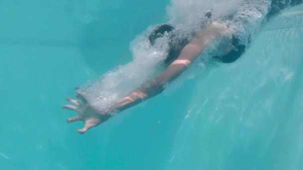 漂亮的女人在慢动作在游泳池中潜水 — 图库视频影像