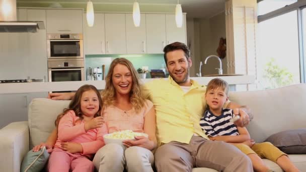 Familie Lacht Hause Auf Dem Sofa — Stockvideo
