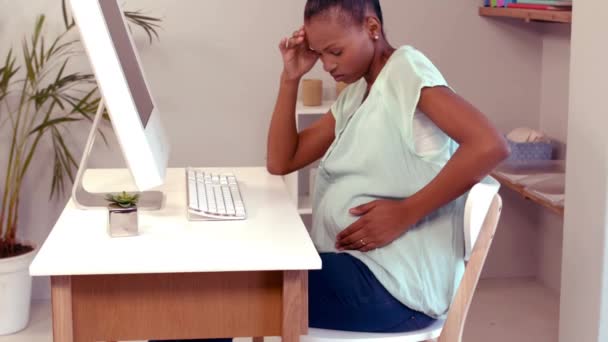 痛みを抱えて疲れている妊娠中の女性 — ストック動画