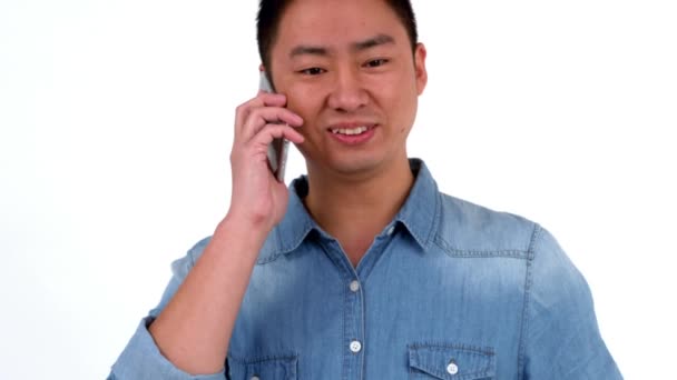 Ασιατικές Ευτυχισμένος Άνθρωπος Που Έχοντας Ένα Τηλεφώνημα Κατά Λευκό Φόντο — Αρχείο Βίντεο