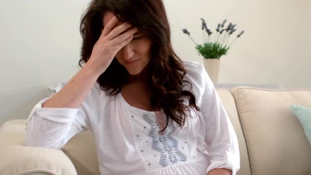 Kobieta Ciąży Bólem Głowy Ręki Głowie Siedzi Kanapie — Wideo stockowe