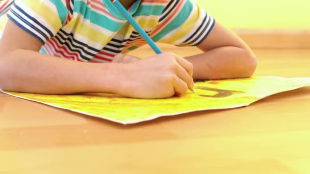 Kleiner Junge Zeichnet Zeitlupe Auf Papier — Stockvideo