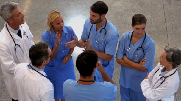 Gruppo Medici Che Parlano Insieme Ospedale — Video Stock