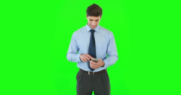 Zakenman Permanent Het Gebruik Van Een Smartphone Groen Scherm — Stockvideo